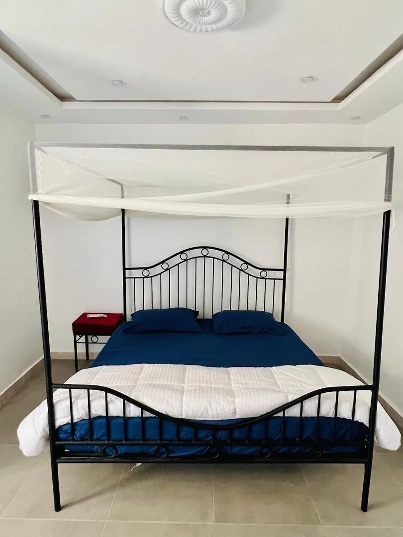 Modern 2-Bedroom Flat In Central Ouakam, דקר