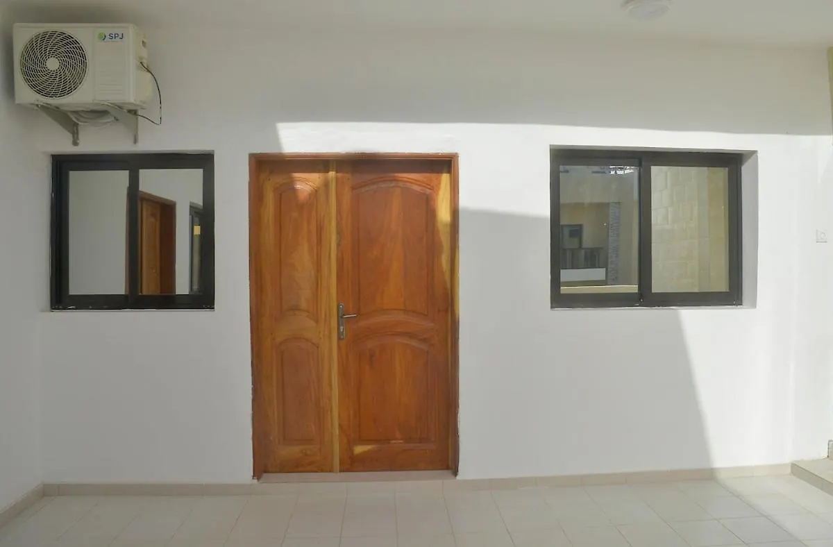 Modern 2-Bedroom Flat In Central Ouakam, דקר