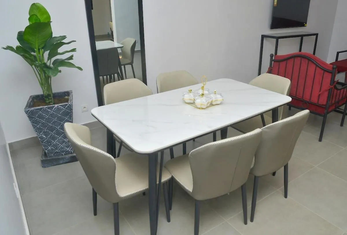 Modern 2-Bedroom Flat In Central Ouakam, דקר